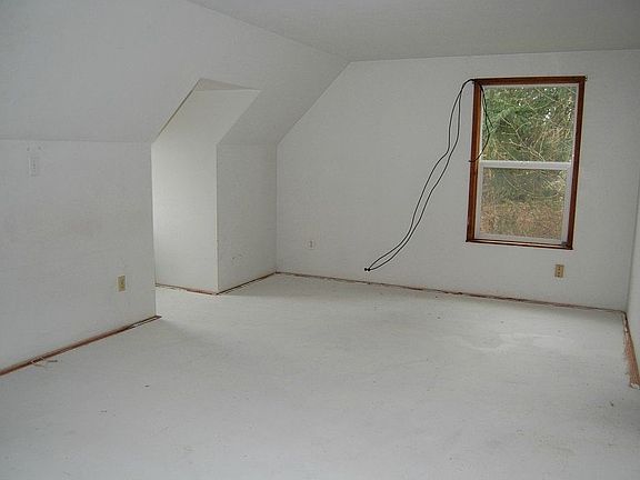 3rd image of 8263 Paklee Pl NE