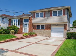 689 Allwyn St, Baldwin, NY 11510