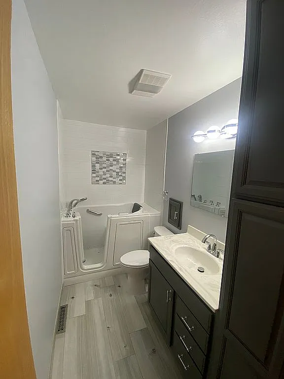 1203 E Archwood Ave photo 1