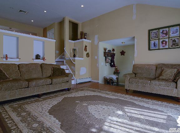 4th image of 272 Marie Ct
