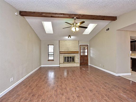 5th image of 2407 Versailles Dr