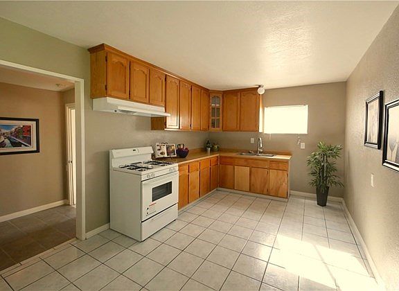 3rd image of 3147 N Pico Ave
