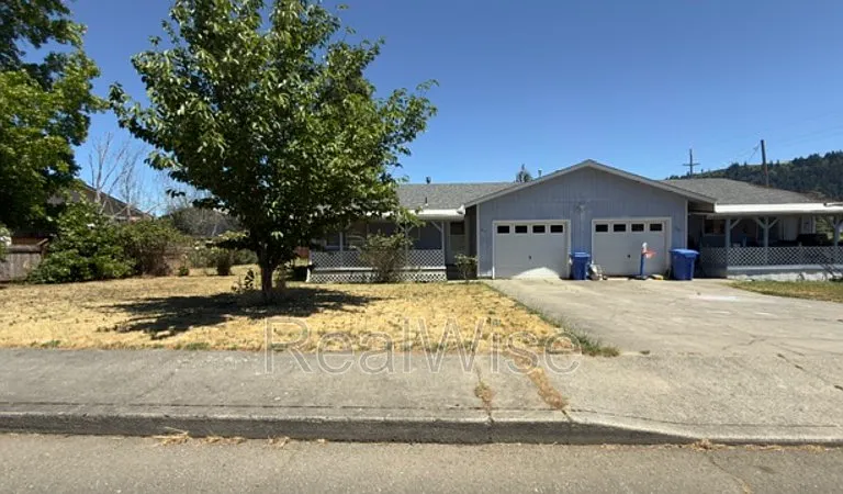 550 SE Center St — Photo 1