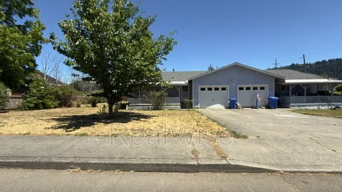 550 SE Center St Photo 1