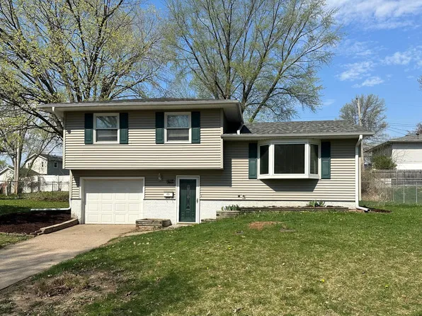 2904 Greenway Dr, Bettendorf, IA 52722