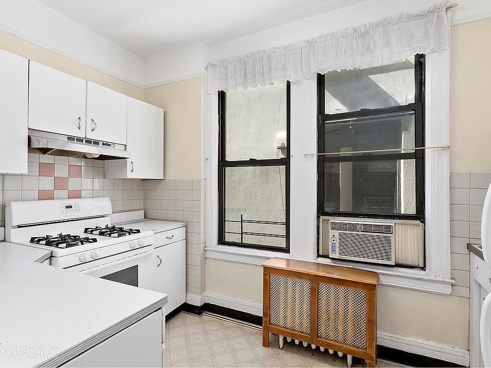2nd image of 3153 33rd St APT 2R