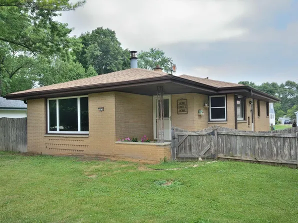 1636 South Calhoun ROAD, New Berlin, WI 53151