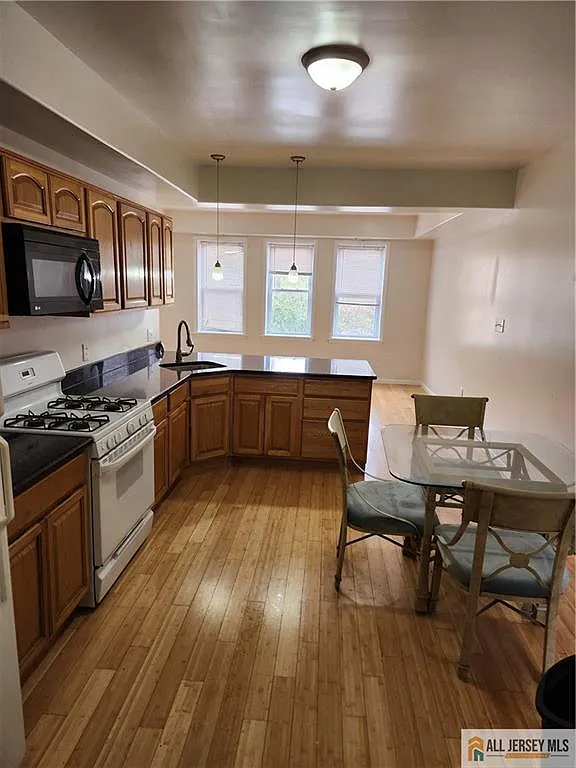 2 bed, 1.5 bath, 2906 sqft, $1,700 — Photo 3