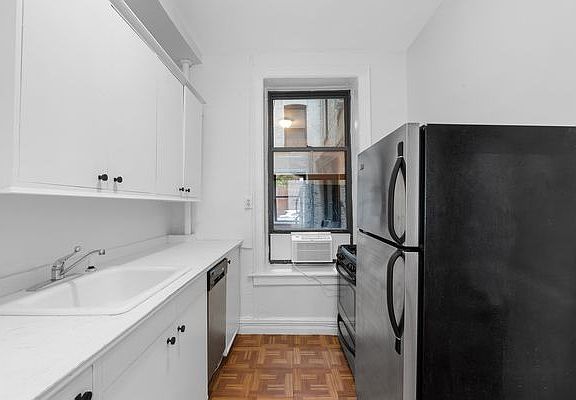 4th image of 234 W 21st St APT 1