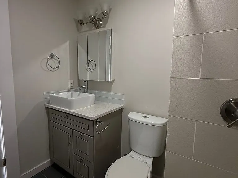 Great Location with Full Washer and Dryer in Unit and Full Kitchen! — Photo 27