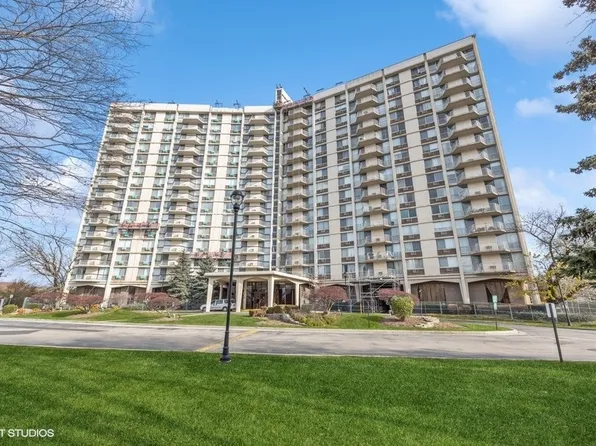 40 N Tower Rd APT 3H, Oak Brook, IL 60523