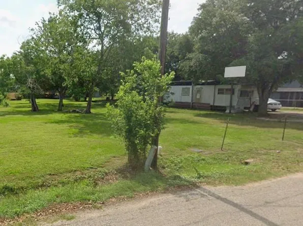 505 Roth St #El, El Campo, TX 77437