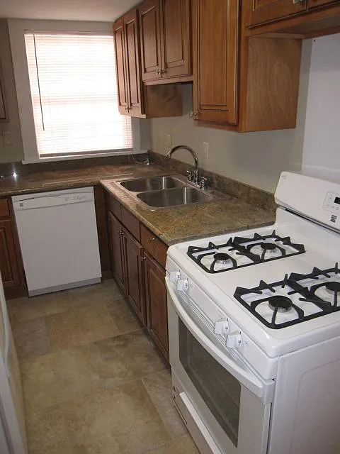Studio, $875 — Photo 4