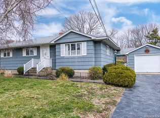 15 Deerfield Rd, Waterford, CT 06385