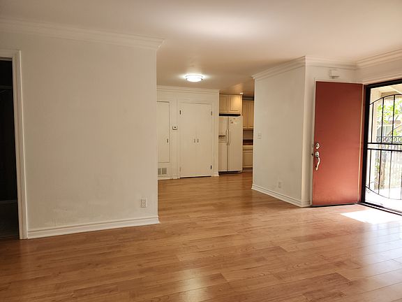 Dining area between kitchen and living room