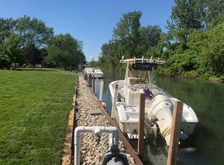 28567 Chatham Rd, Grosse Ile, MI 48138