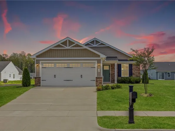 96 Pleasants Ln, Kilmarnock, VA 22482