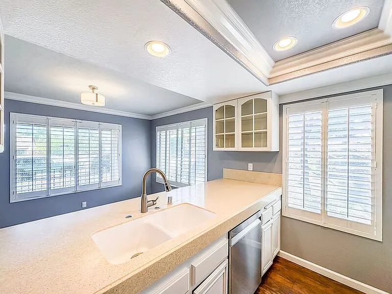 1020 Grape St — Photo 7