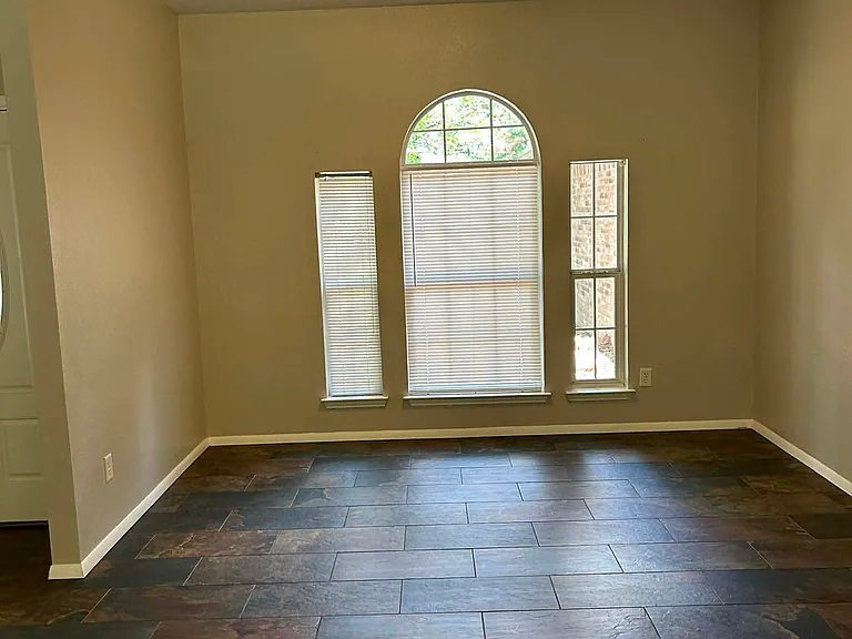15207 Country Acres Dr — Photo 2