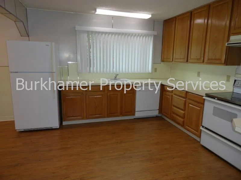 3 bed, 1.0 bath, 2120 sqft, $1,795 — Photo 4
