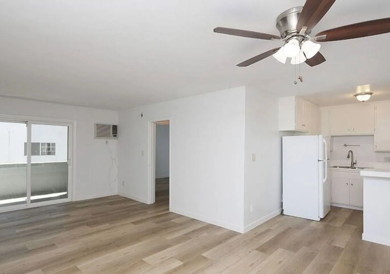 Spacious 1-Bedroom with Pool & Parking — Photo 4