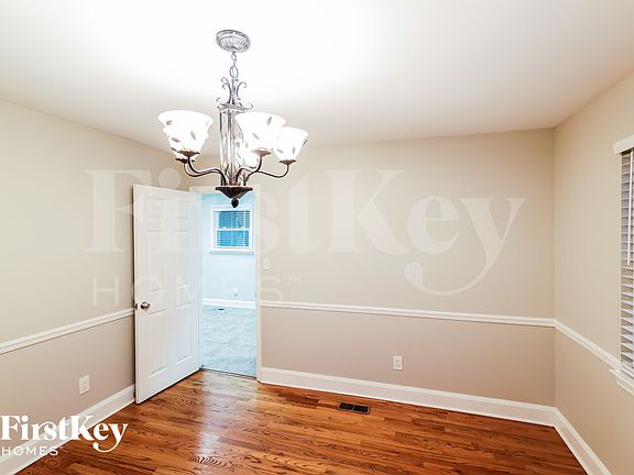 5th image of 1818 Creely Dr
