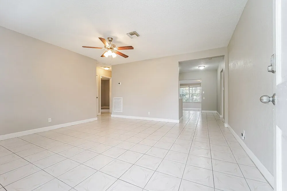 3 bed, 1.0 bath, 1500 sqft, $3,095 — Photo 3