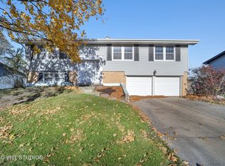 1060 Englewood Rd, Hoffman Estates, IL 60169