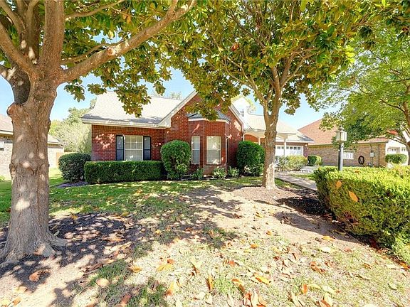 2nd image of 104 Fox Hollow Dr