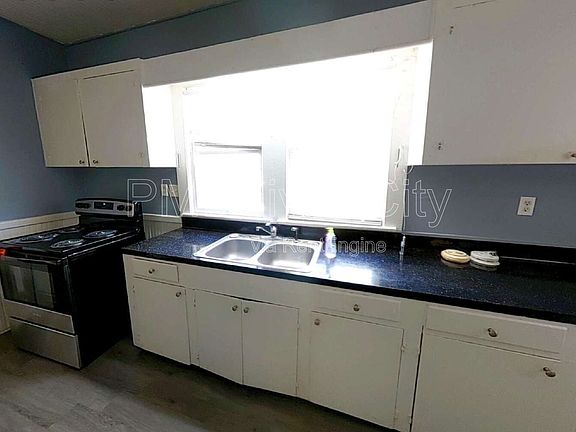 3rd image of 453 Arlington Rd N