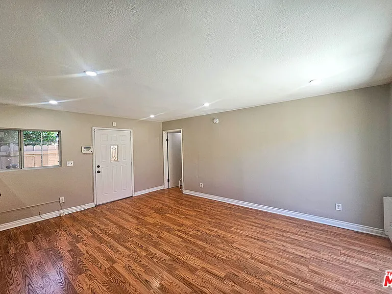 6946 1/2 Jellico Ave — Photo 4
