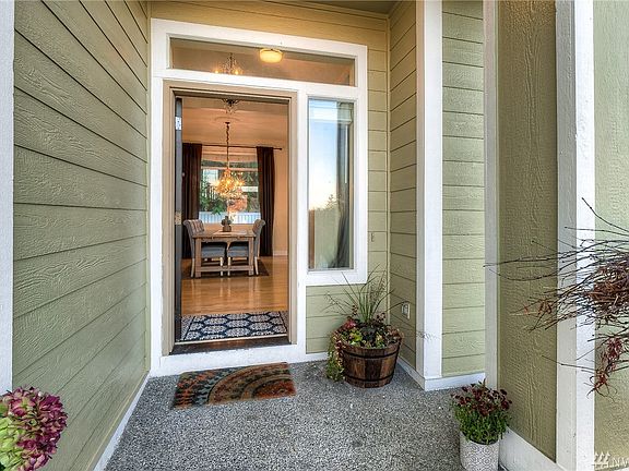 Neat-as-a-pin from inside and out. Welcome home!