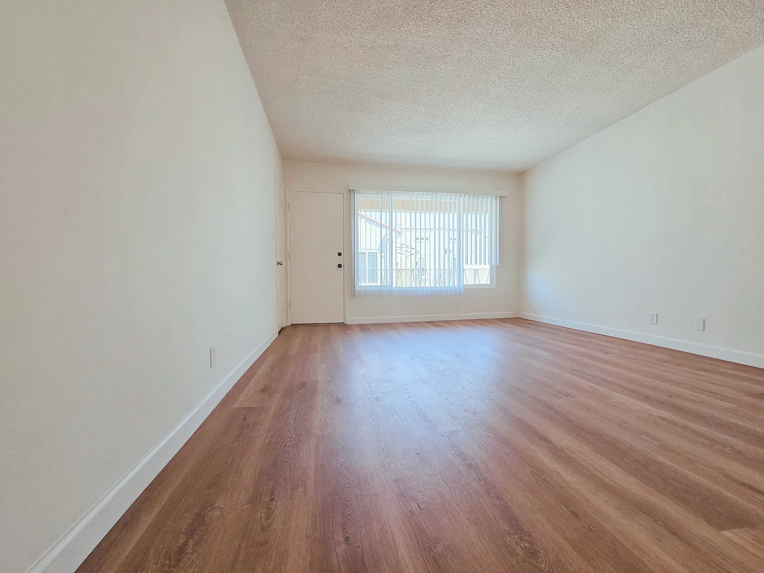 2 bed, 800 sqft, $2,400 — Photo 3