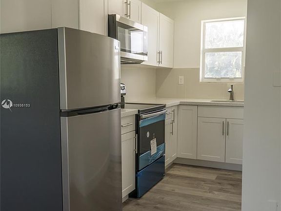 3rd image of 825 NE 6th St #4