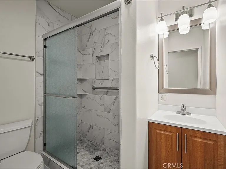 14335 Hamlin St — Photo 15