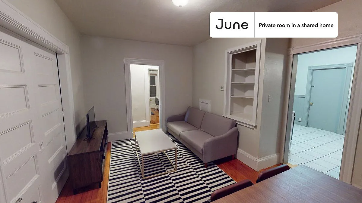 Full bedroom in 6 bed/2 bath home in Allston #1235 E — Photo 4