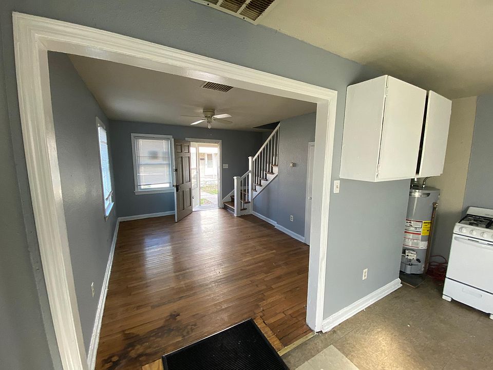 2nd image of 810 33rd St APT 1