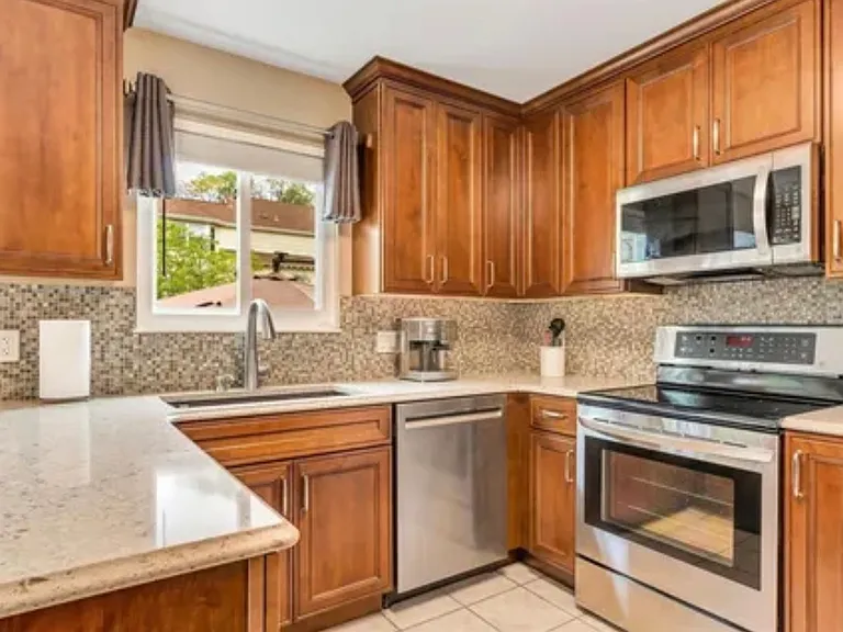 989 Oakwood Farms Ln — Photo 8