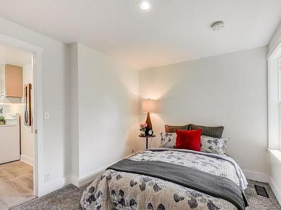 4th image of 921 Highland Ave
