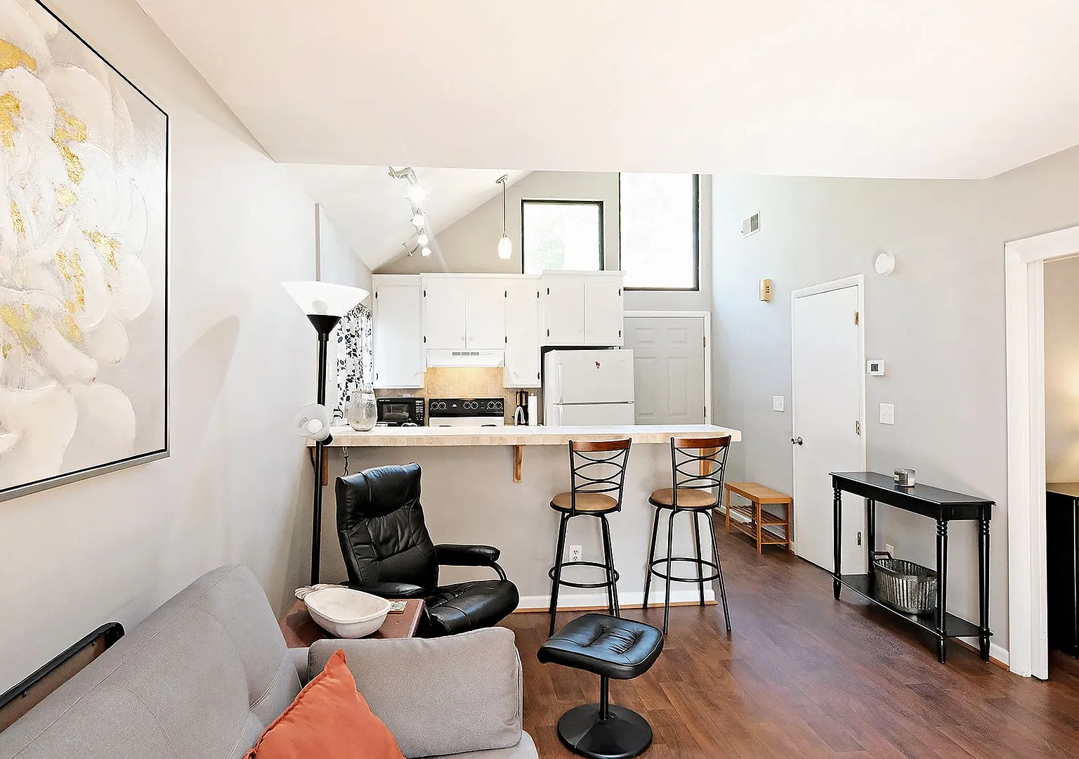 Pet-Friendly & Cozy River Run Condo Near Pen Park — Photo 3