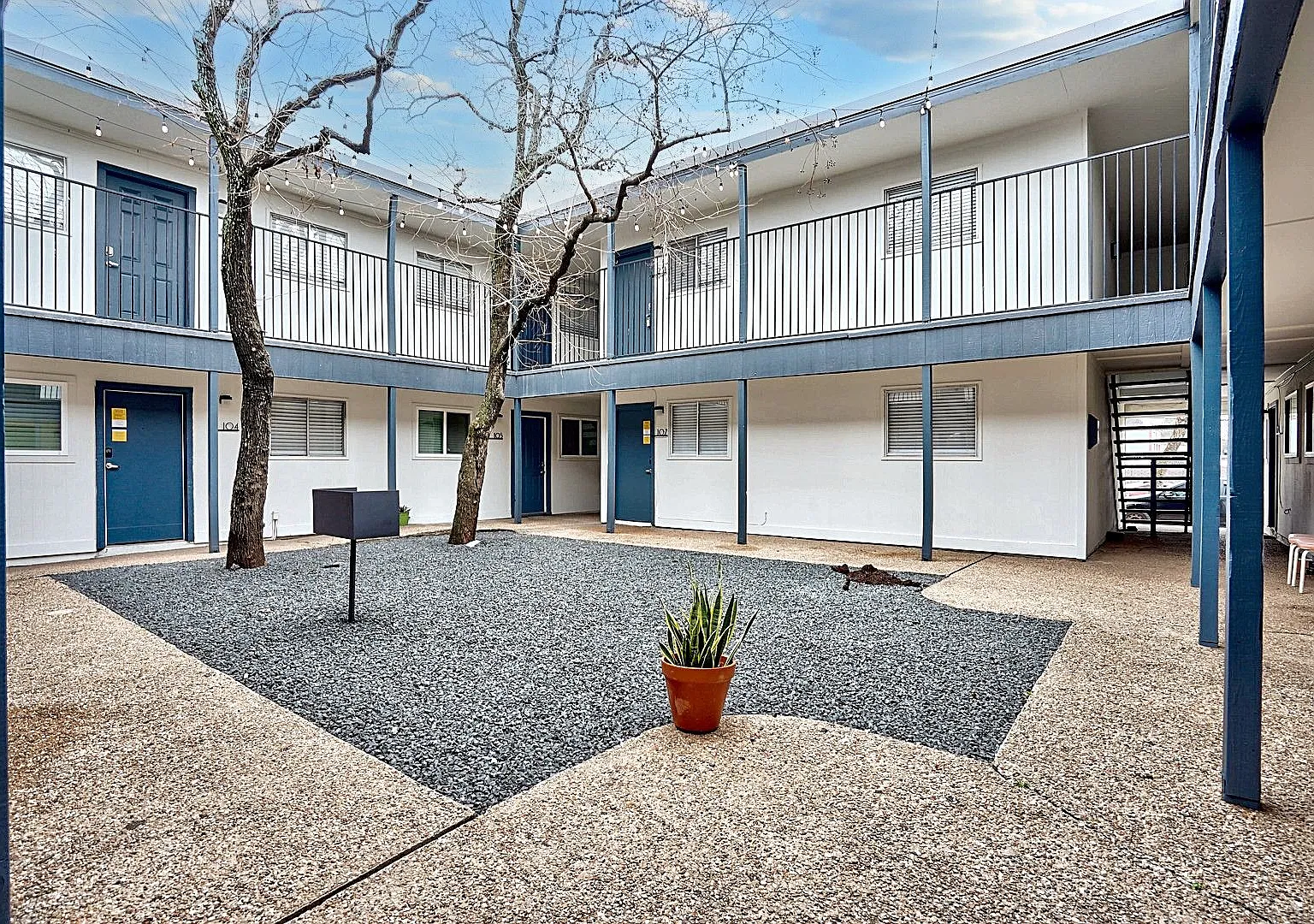 Manor Flats Apartments — Photo 1