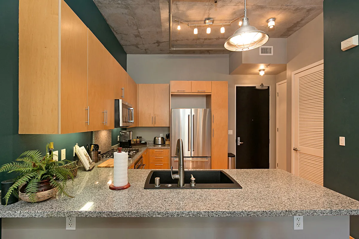 2 bed, 1094 sqft, $5,200 — Photo 3