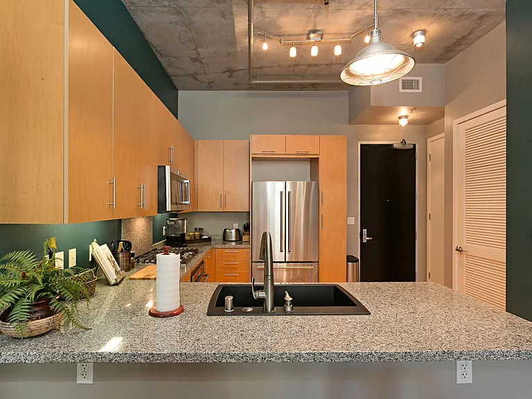 527 10th Ave #410 — Photo 3