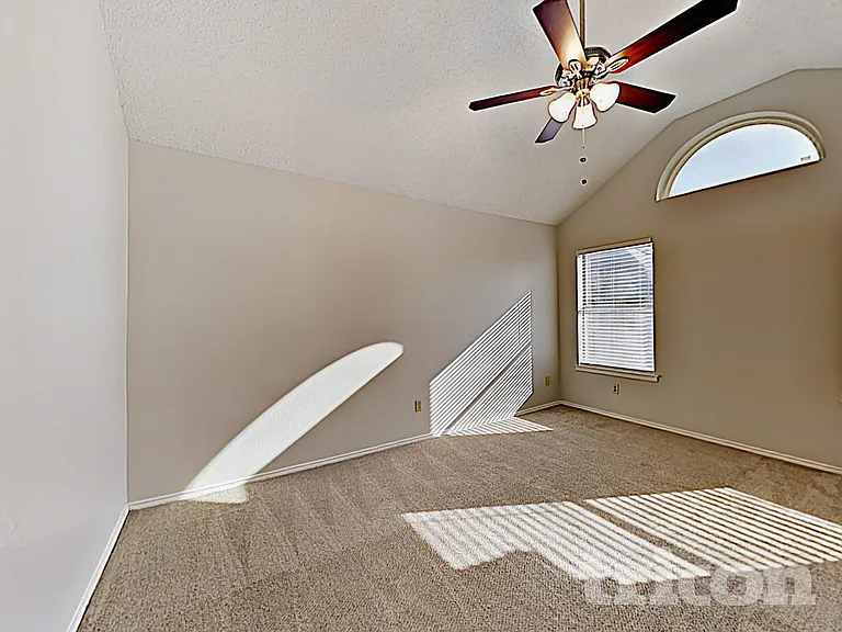 2851 Linden Ln — Photo 8