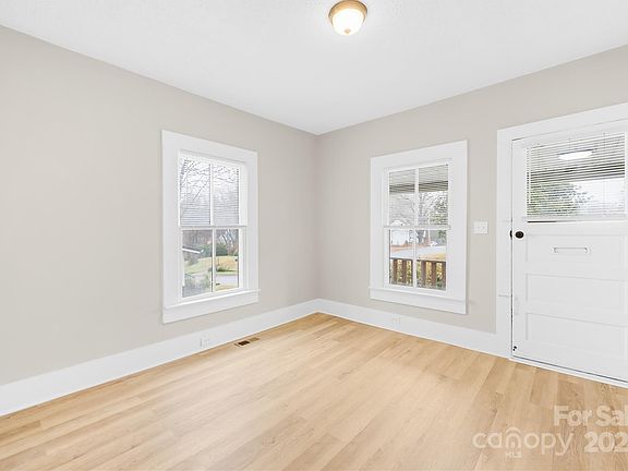 4th image of 526 S Green St