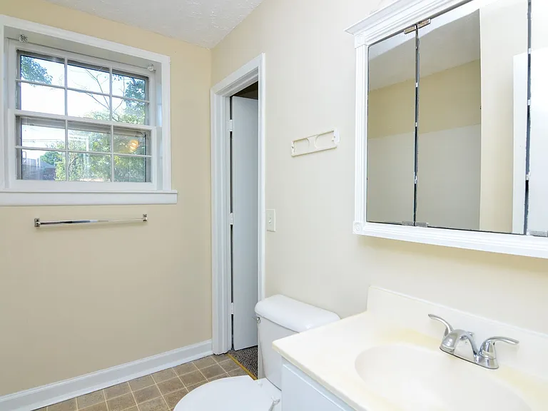 708 Heidi Ct — Photo 4