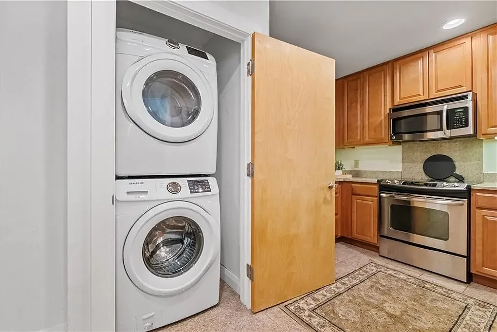 2 bed, 1172 sqft, $2,600 — Photo 3