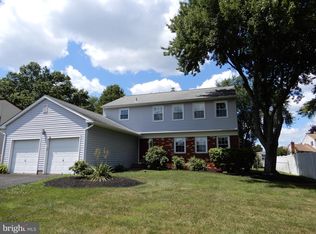 12 Robinhood Dr, Levittown, PA 19054