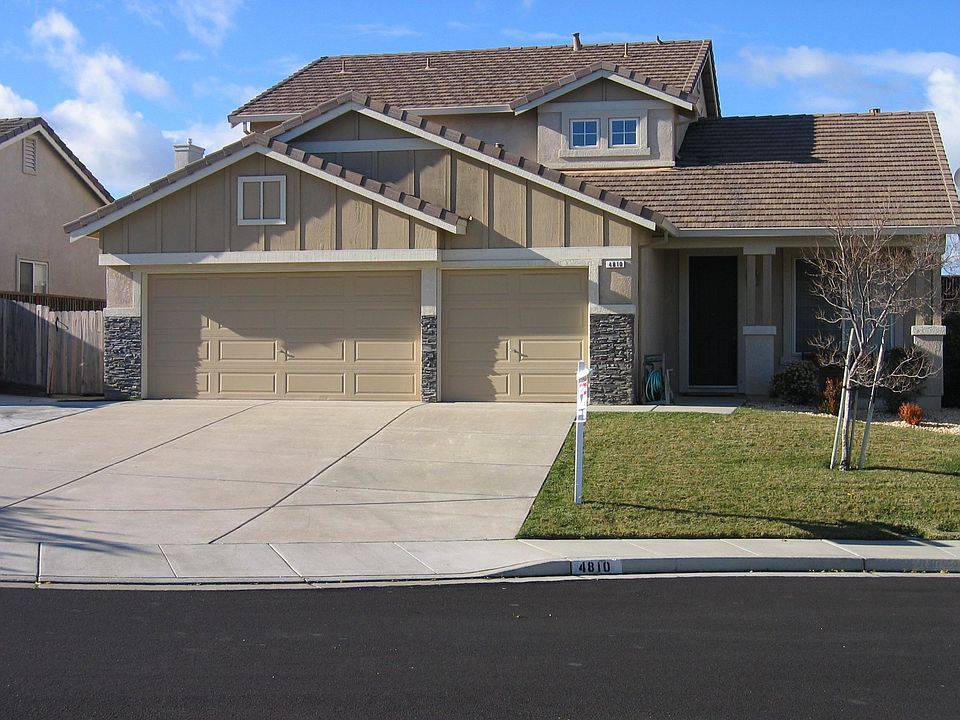 Court Location, 3-Car Garage!
