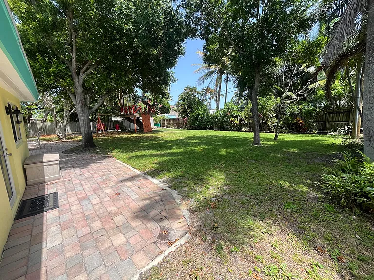 620 NE 9th Ave — Photo 16